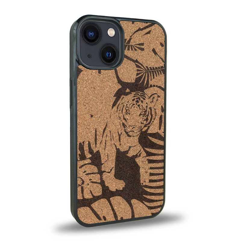 Coque de protection en bois véritable fabriquée en France pour iPhone 15 sur le thème de la nature et des animaux représentant un tigre dans la jungle entre des fougères