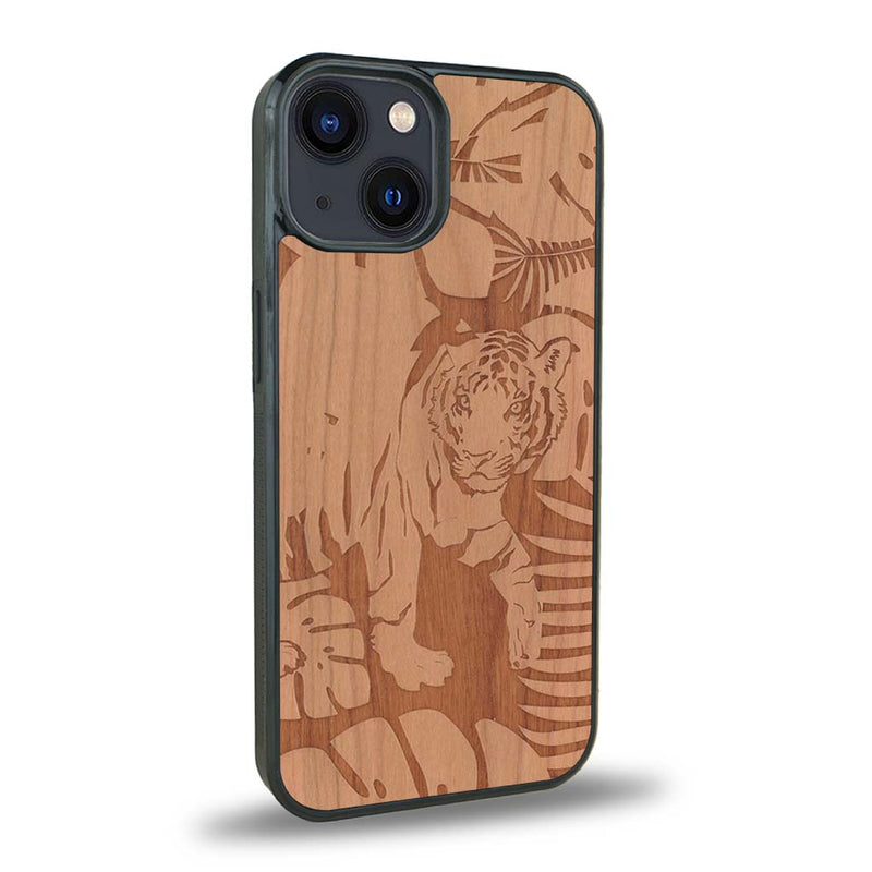 Coque de protection en bois véritable fabriquée en France pour iPhone 15 sur le thème de la nature et des animaux représentant un tigre dans la jungle entre des fougères