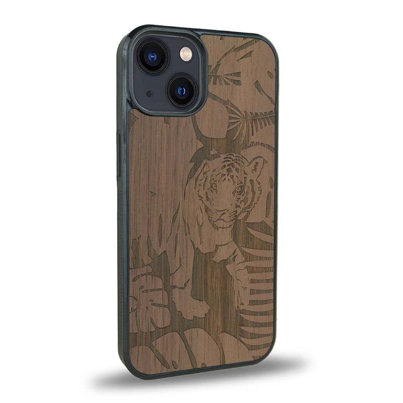 Coque de protection en bois véritable fabriquée en France pour iPhone 15 sur le thème de la nature et des animaux représentant un tigre dans la jungle entre des fougères