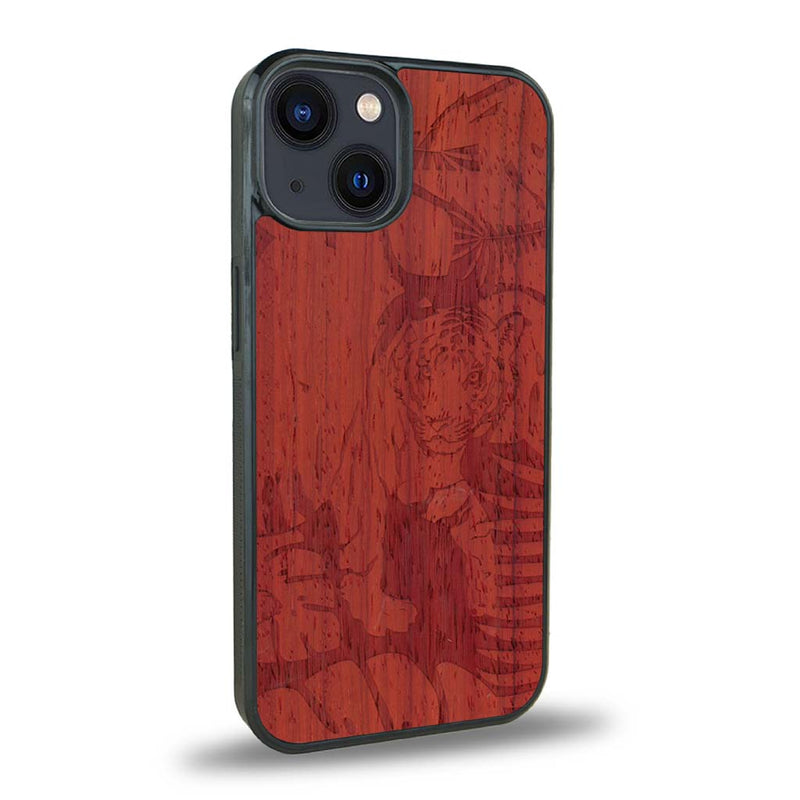 Coque de protection en bois véritable fabriquée en France pour iPhone 15 sur le thème de la nature et des animaux représentant un tigre dans la jungle entre des fougères