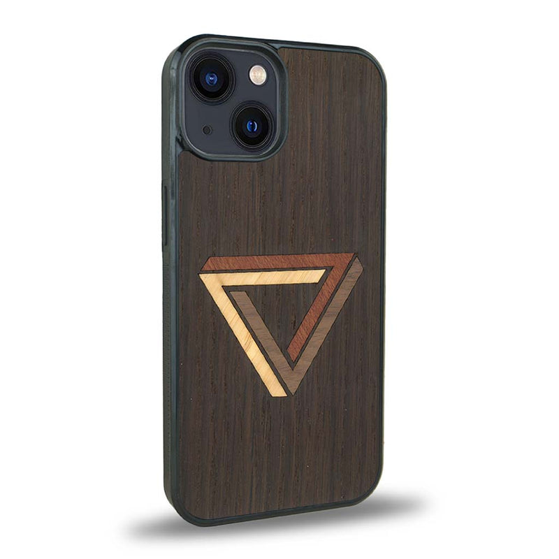 Coque de protection en bois véritable fabriquée en France pour iPhone 15 sur le thème de l'art géométrique qui allie du chêne fumé, du noyer, du bambou et du padouk représentant le triangle de penrose