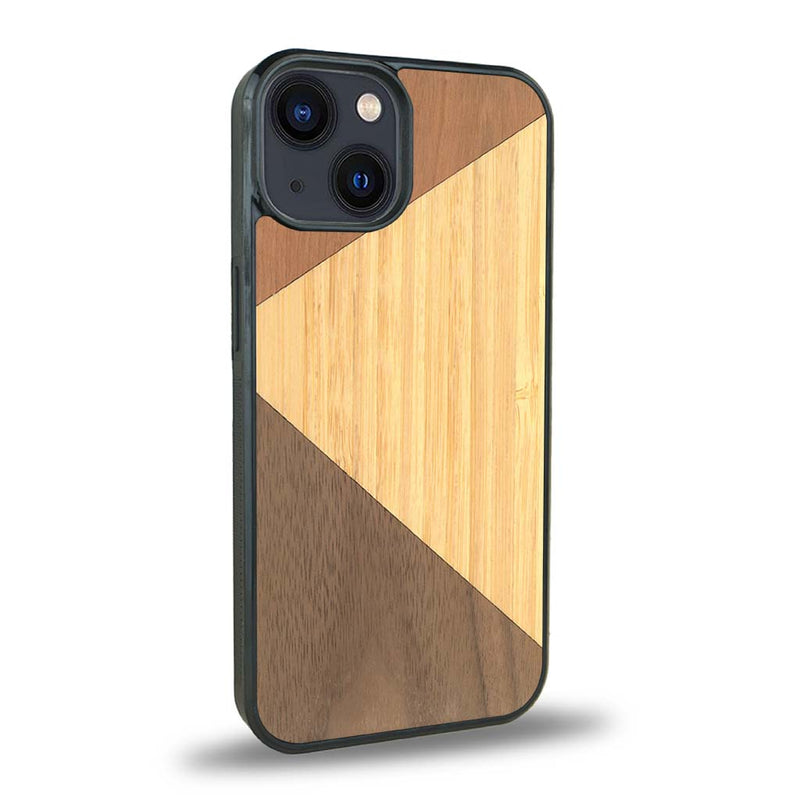 Coque de protection en bois véritable fabriquée en France pour iPhone 15 alliant du merisier, du noyer et du bambou formant chacun deux triangles et un trapèze avec deux jointures en diagonale sur le thème de l'art abstrait