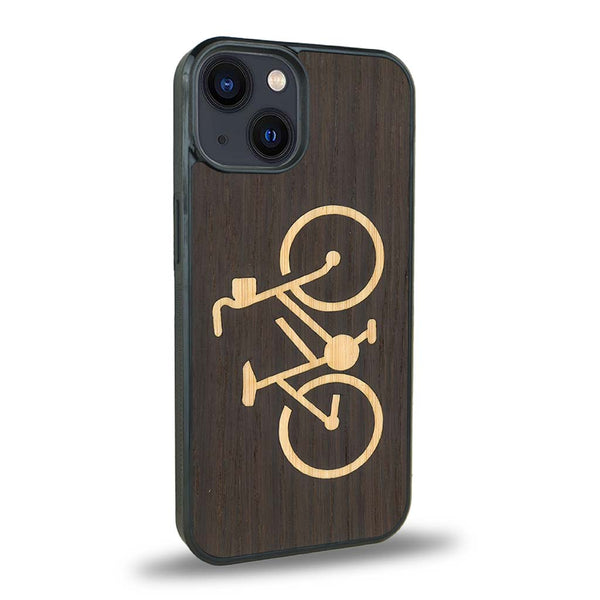 Coque de protection en bois véritable fabriquée en France pour iPhone 15 sur le theme du vélo et de l'outdoor qui allie du bambou et du chêne fumé représentant un vélo