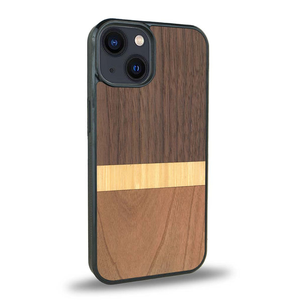 Coque de protection en bois véritable fabriquée en France pour iPhone 15 alliant des bandes horizontales de bambou, merisier et noyer