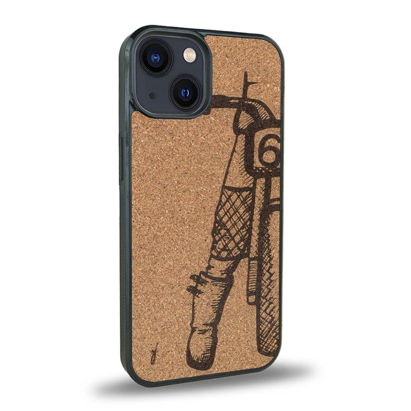 Coque de protection en bois véritable fabriquée en France pour iPhone 15 représentant une vue de face d'une femme sur une moto vintage dessinée à la main par l'artiste Maud Dabs