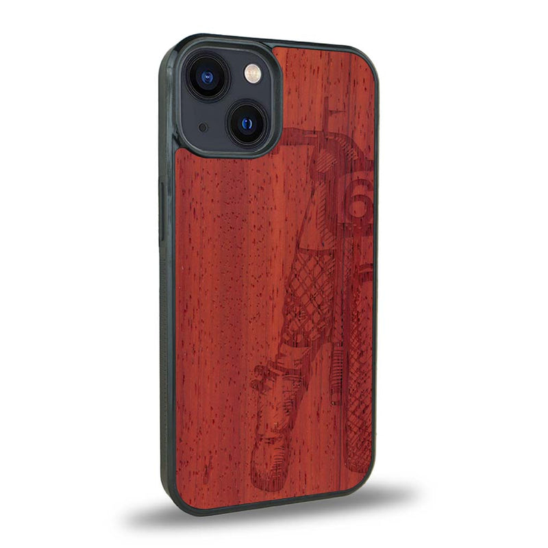 Coque de protection en bois véritable fabriquée en France pour iPhone 15 représentant une vue de face d'une femme sur une moto vintage dessinée à la main par l'artiste Maud Dabs