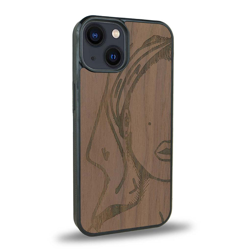 Coque de protection en bois véritable fabriquée en France pour iPhone 15 Plus représentant une silhouette féminine épurée de type line art en collaboration avec l'artiste Maud Dabs