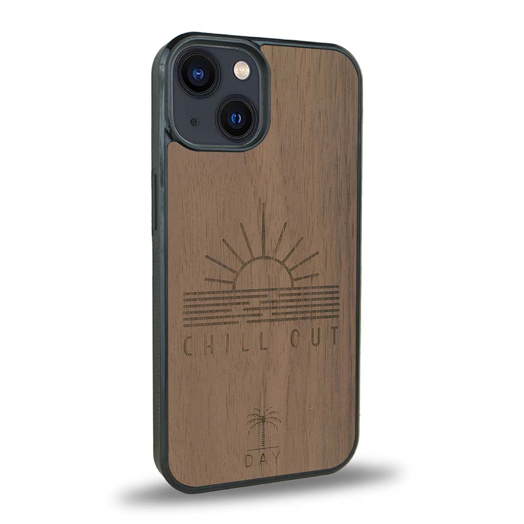 Coque de protection en bois véritable fabriquée en France pour iPhone 15 Plus sur le thème chill avec un motif représentant un couché de soleil sur l'océan et la phrase "Chill out"
