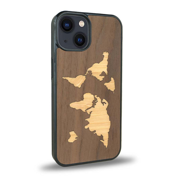 Coque de protection en bois véritable fabriquée en France pour iPhone 15 Plus alliant du bambou et du noyer sur le thème du voyage et de l'aventure représentant une mappemonde