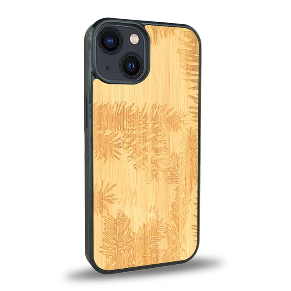 Coque de protection en bois véritable fabriquée en France pour iPhone 15 Plus sur le thème de la nature des arbres avec un motif de gravure représentant des épines de sapin et des pommes de pin