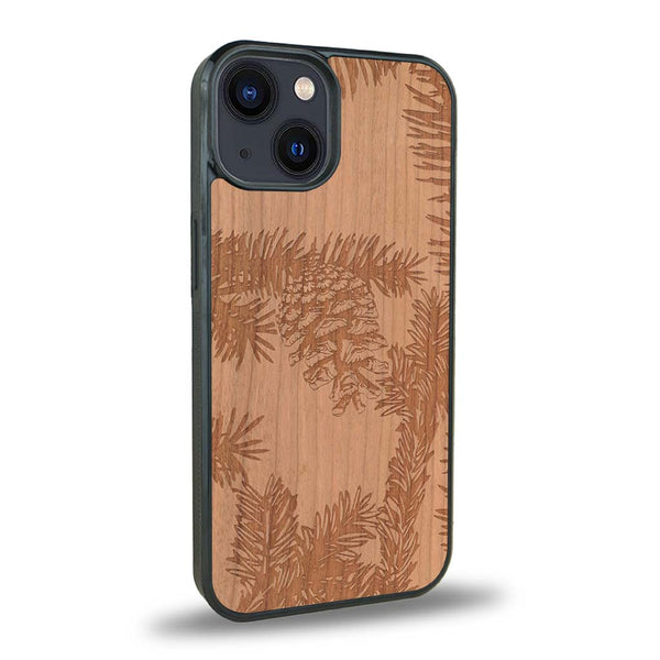 Coque de protection en bois véritable fabriquée en France pour iPhone 15 Plus sur le thème de la nature des arbres avec un motif de gravure représentant des épines de sapin et des pommes de pin