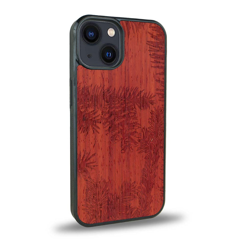 Coque de protection en bois véritable fabriquée en France pour iPhone 15 Plus sur le thème de la nature des arbres avec un motif de gravure représentant des épines de sapin et des pommes de pin