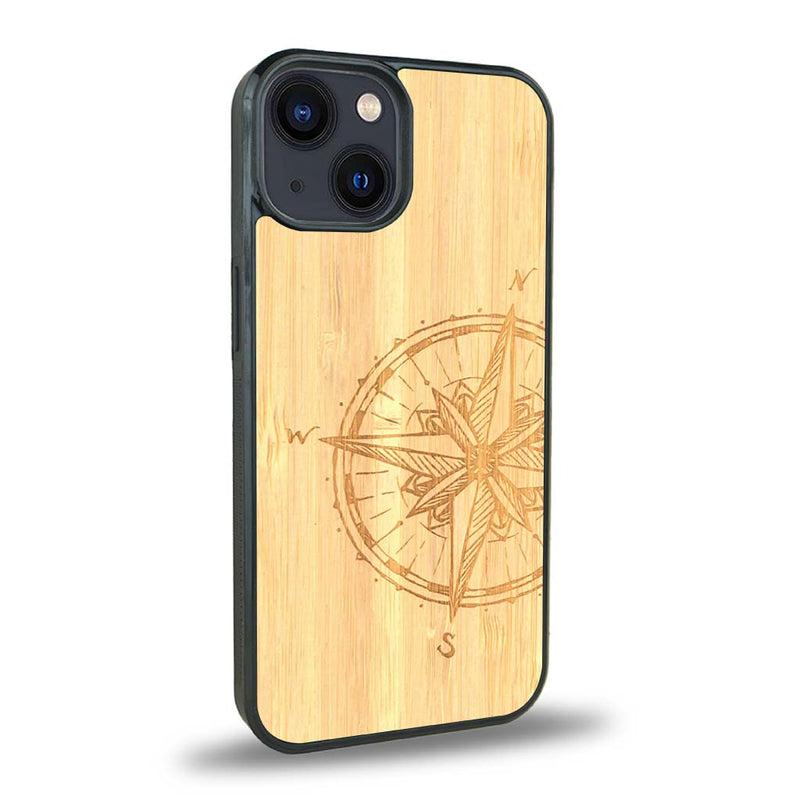 Coque de protection en bois véritable fabriquée en France pour iPhone 15 Plus avec une gravure "rose des vents" sur le thème nautique et de l'océan qui s'inspire des boussoles de pirate