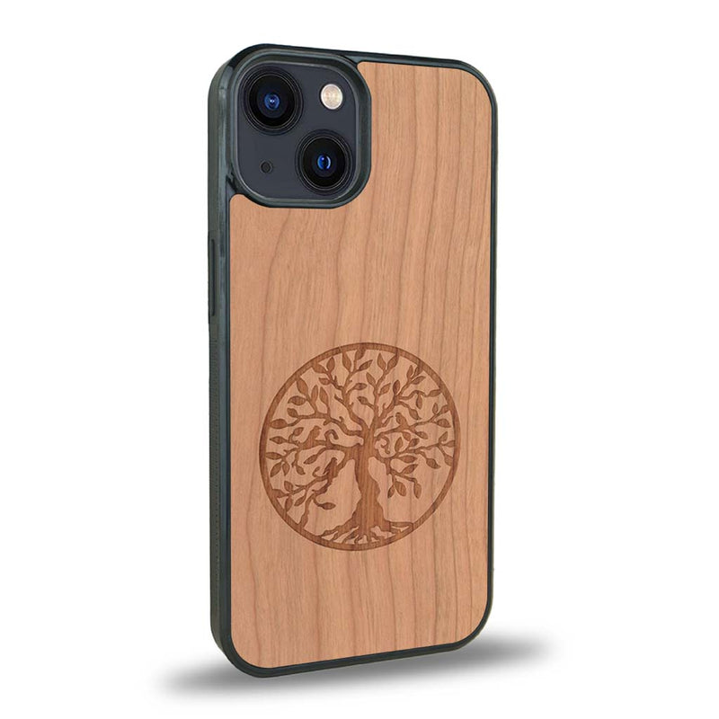 Coque de protection en bois véritable fabriquée en France pour iPhone 15 Plus sur le thème de la spiritualité et du yoga avec une gravure zen représentant un arbre de vie