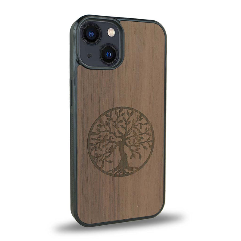 Coque de protection en bois véritable fabriquée en France pour iPhone 15 Plus sur le thème de la spiritualité et du yoga avec une gravure zen représentant un arbre de vie