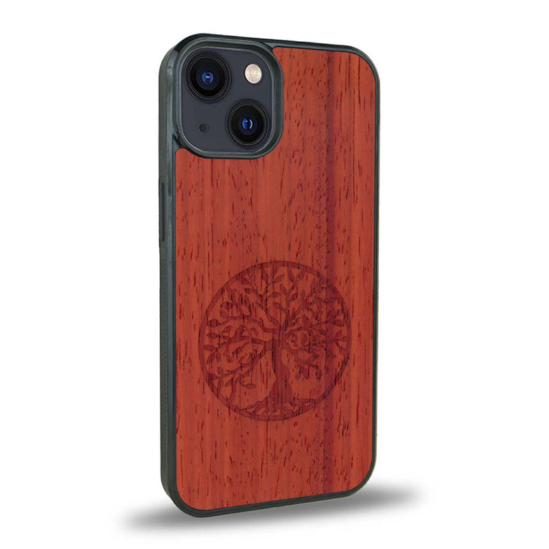 Coque de protection en bois véritable fabriquée en France pour iPhone 15 Plus sur le thème de la spiritualité et du yoga avec une gravure zen représentant un arbre de vie