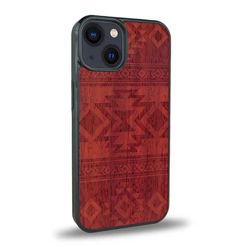 Coque de protection en bois véritable fabriquée en France pour iPhone 15 Plus avec des motifs géométriques s'inspirant des temples aztèques, mayas et incas