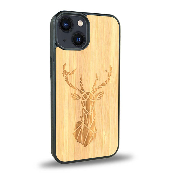 Coque de protection en bois véritable fabriquée en France pour iPhone 15 Plus sur le thème de la nature et des animaux représentant une tête de cerf gométrique avec un design moderne et minimaliste