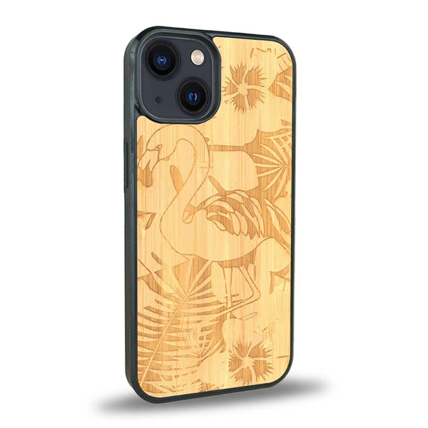 Coque de protection en bois véritable fabriquée en France pour iPhone 15 Plus sur le thème de la nature et des animaux représentant un flamant rose entre des fougères