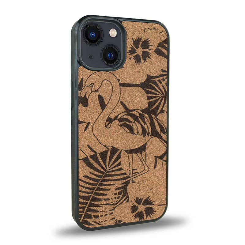 Coque de protection en bois véritable fabriquée en France pour iPhone 15 Plus sur le thème de la nature et des animaux représentant un flamant rose entre des fougères