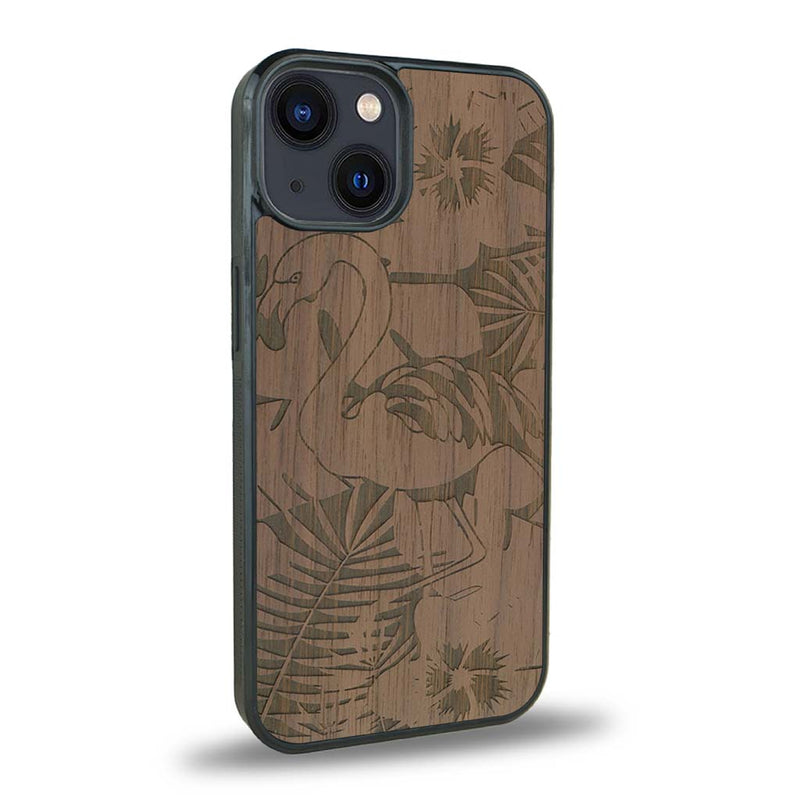 Coque de protection en bois véritable fabriquée en France pour iPhone 15 Plus sur le thème de la nature et des animaux représentant un flamant rose entre des fougères