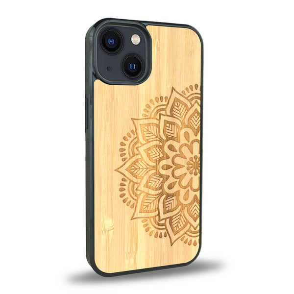 Coque de protection en bois véritable fabriquée en France pour iPhone 15 Plus sur le thème de la bohème et du tatouage au henné avec une gravure représentant un mandala