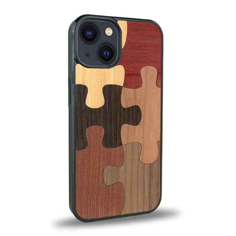 Coque de protection en bois véritable fabriquée en France pour iPhone 15 Plus représentant un puzzle en six pièces qui allie du chêne fumé, du noyer, du bambou, du padouk, du merisier et de l'acajou