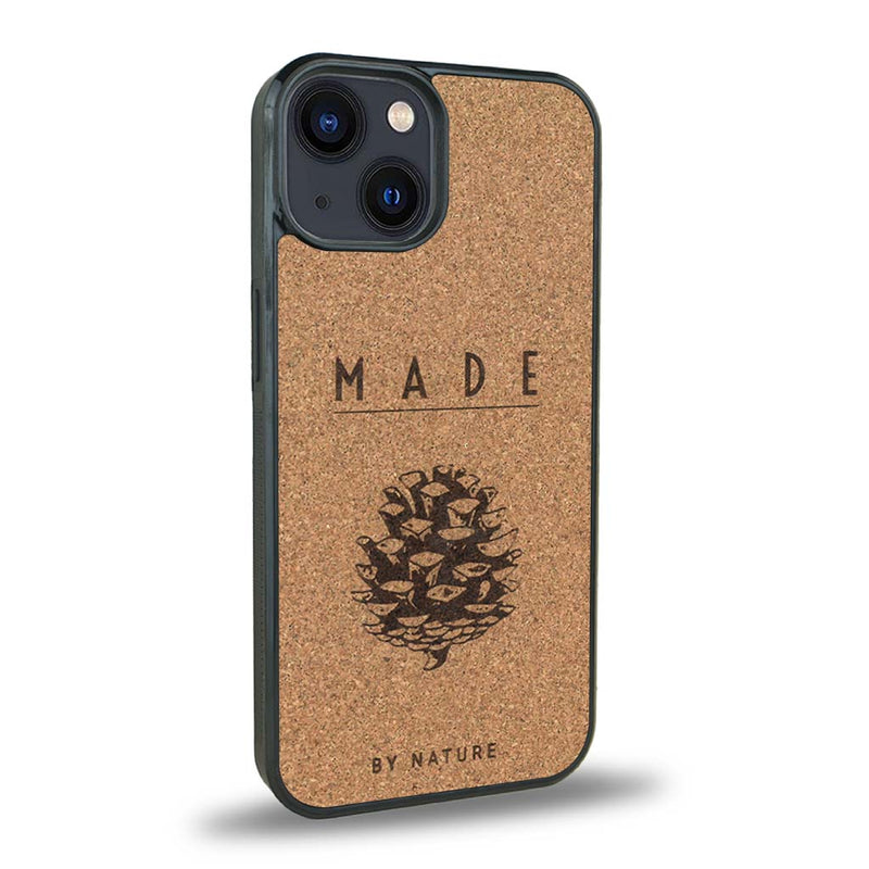 Coque de protection en bois véritable fabriquée en France pour iPhone 15 Plus sur le thème de la nature et des arbres avec une gravure représentant une pomme de pin et la phrase "made by nature"