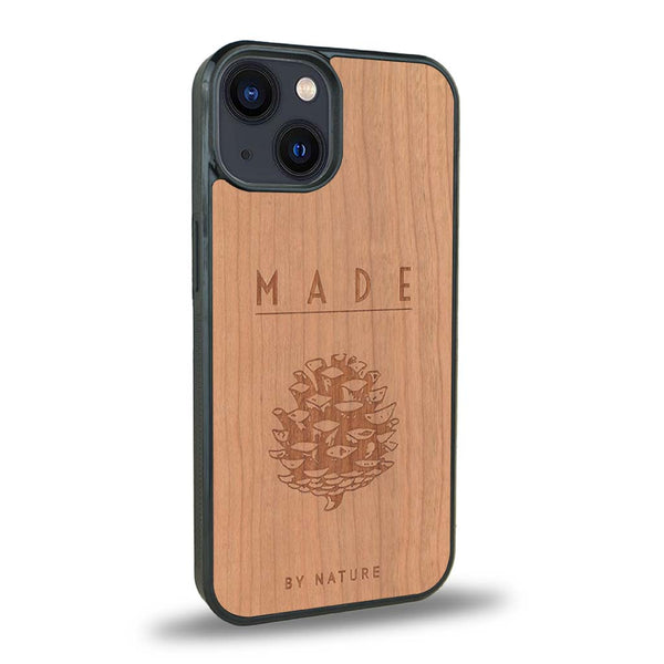 Coque de protection en bois véritable fabriquée en France pour iPhone 15 Plus sur le thème de la nature et des arbres avec une gravure représentant une pomme de pin et la phrase "made by nature"