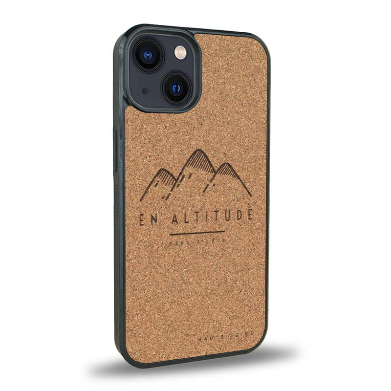 Coque de protection en bois véritable fabriquée en France pour iPhone 15 + MagSafe® représentant des montagnes, sur le thème de la randonnée en pleine nature et du trail