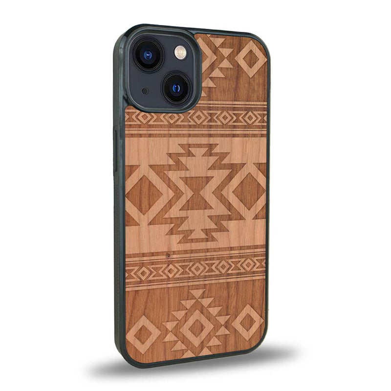 Coque de protection en bois véritable fabriquée en France pour iPhone 15 + MagSafe® avec des motifs géométriques s'inspirant des temples aztèques, mayas et incas