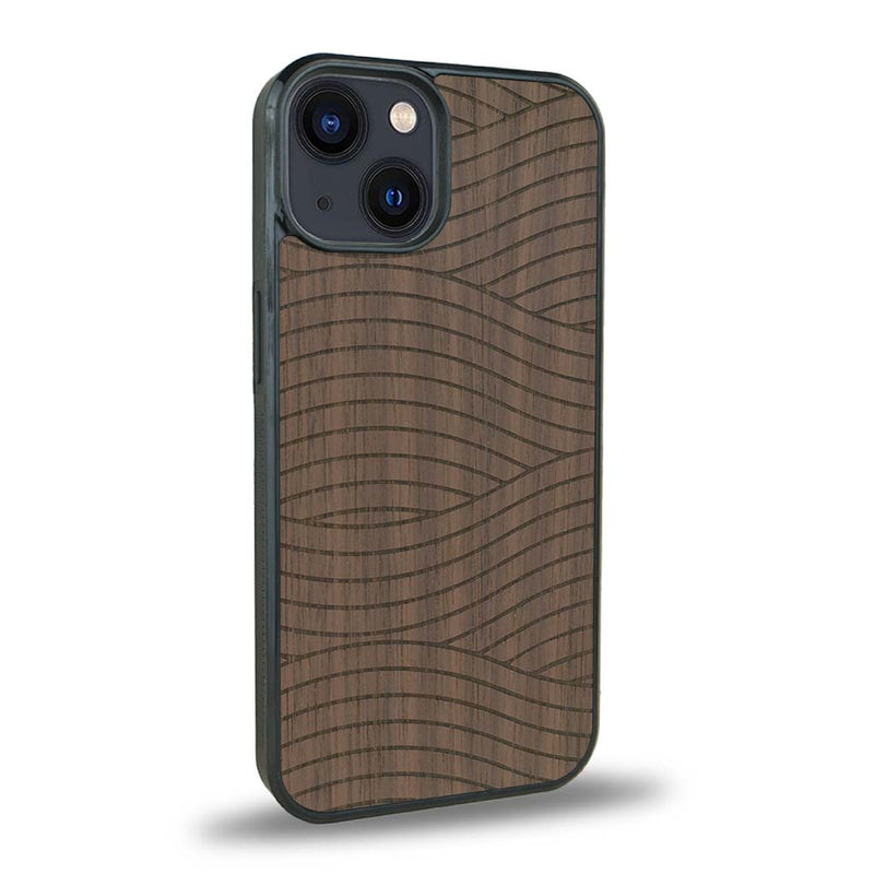 Coque de protection en bois véritable fabriquée en France pour iPhone 15 Plus + MagSafe® avec un motif moderne et minimaliste sur le thème waves et wavy représentant les vagues de l'océan