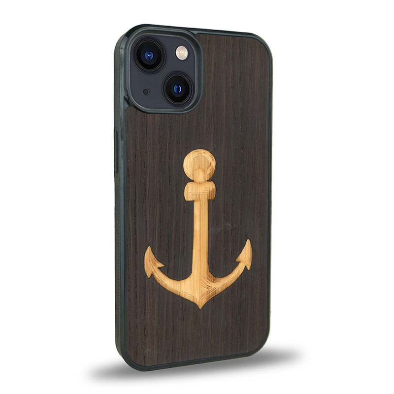 Coque de protection en bois véritable fabriquée en France pour iPhone 15 Plus + MagSafe® sur le thème nautique avec un bois clair et un bois foncé représentant une ancre de bateau
