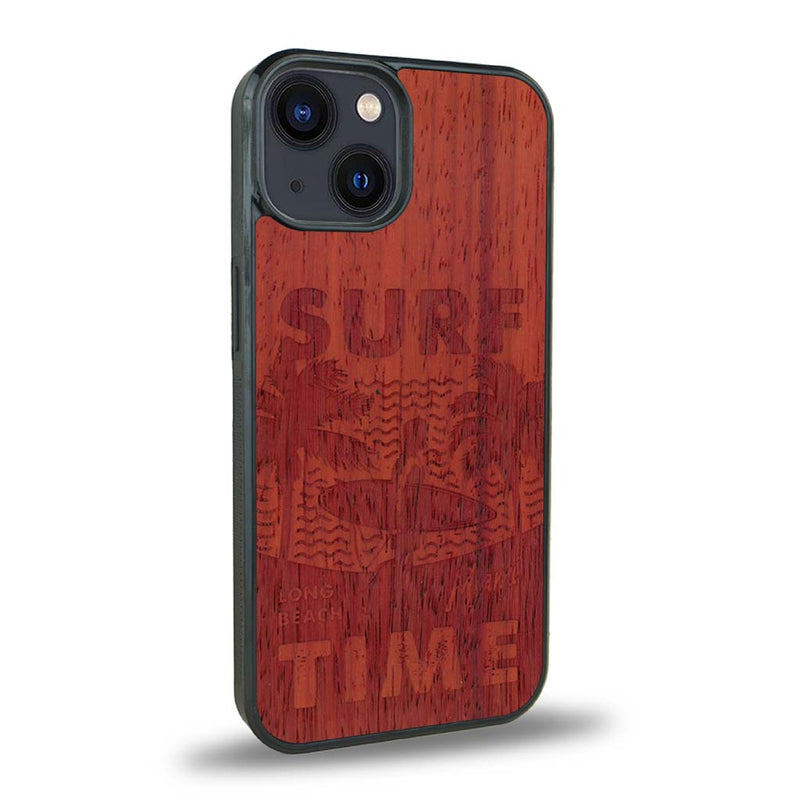 Coque de protection en bois véritable fabriquée en France pour iPhone 15 Plus sur le thème chill avec un motif représentant une silouhette tenant une planche de surf sur une plage entouré de palmiers et les mots "Surf Time Long Beach Miami"