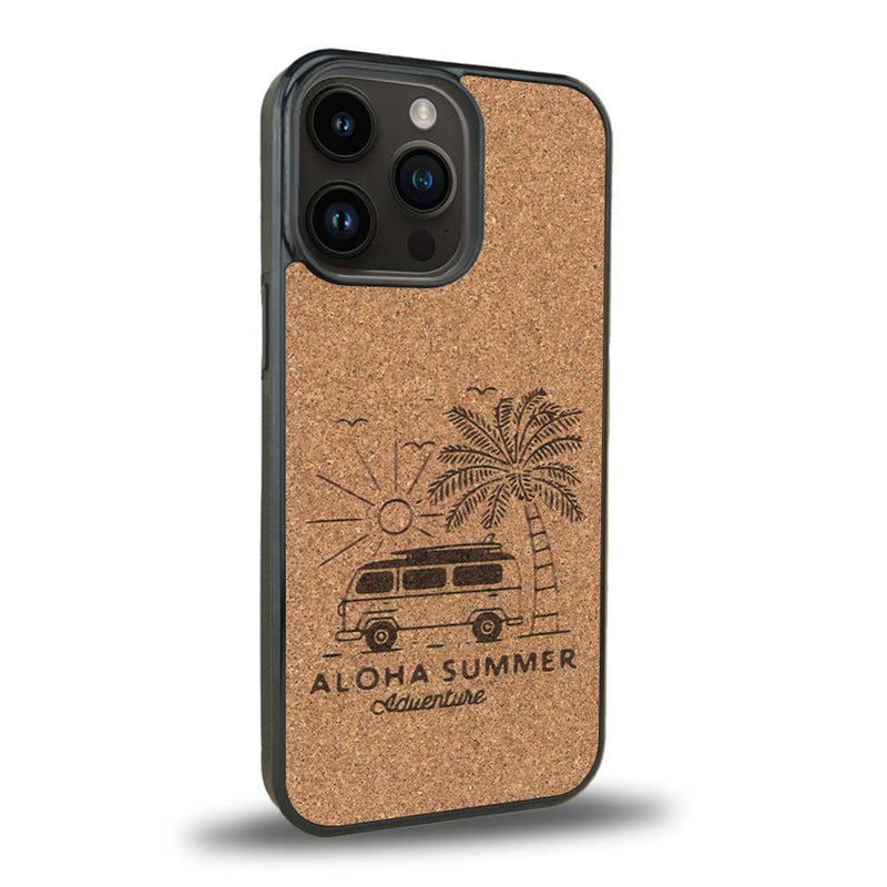 Coque de protection en bois véritable fabriquée en France pour iPhone 15 Pro sur le thème de la plage, de l'été et vanlife.