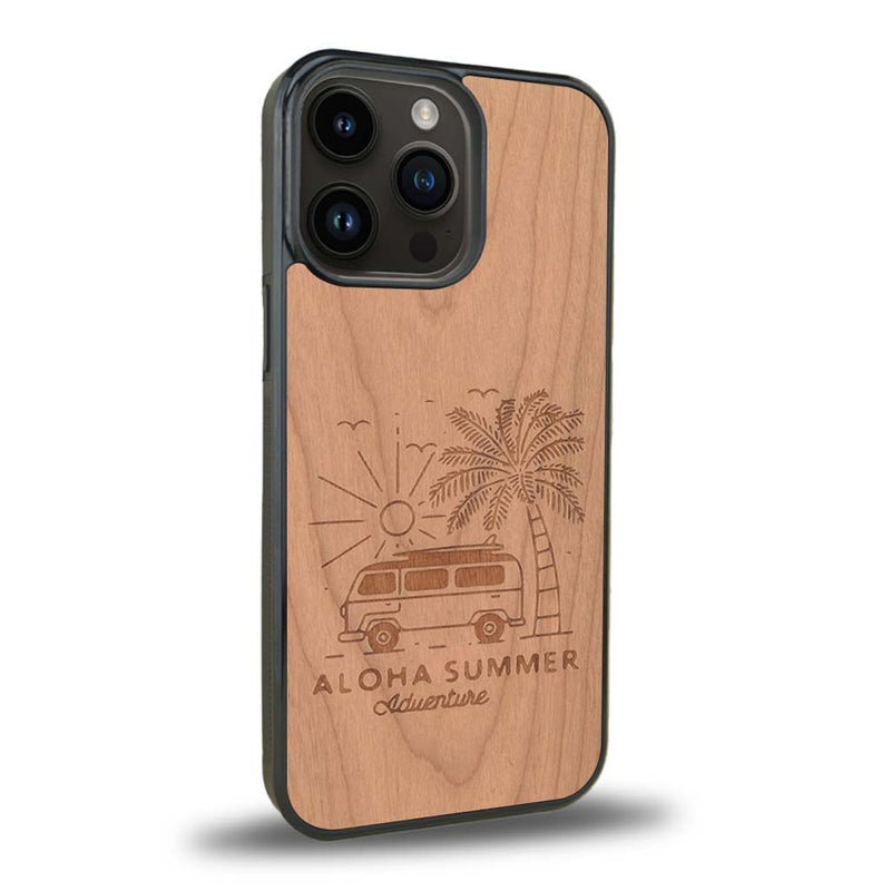 Coque de protection en bois véritable fabriquée en France pour iPhone 15 Pro sur le thème de la plage, de l'été et vanlife.