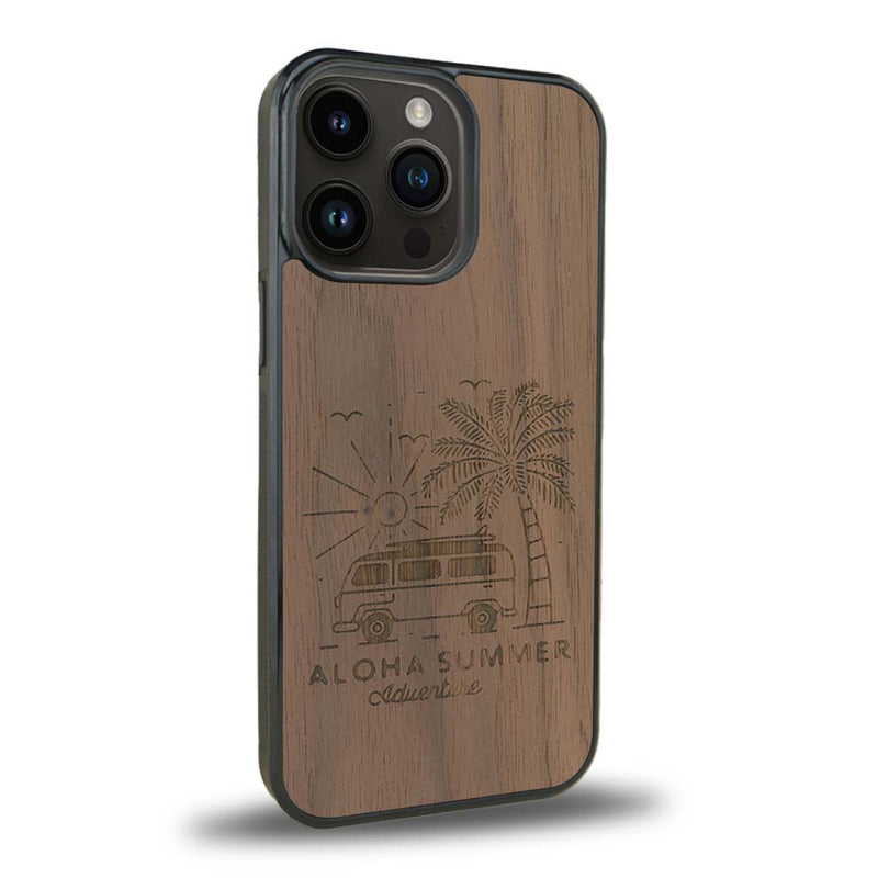 Coque de protection en bois véritable fabriquée en France pour iPhone 15 Pro sur le thème de la plage, de l'été et vanlife.