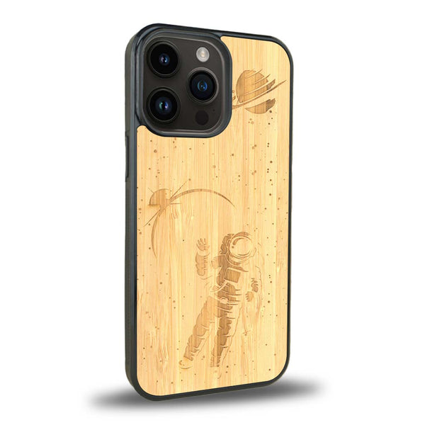 Coque de protection en bois véritable fabriquée en France pour iPhone 15 Pro sur le thème des astronautes
