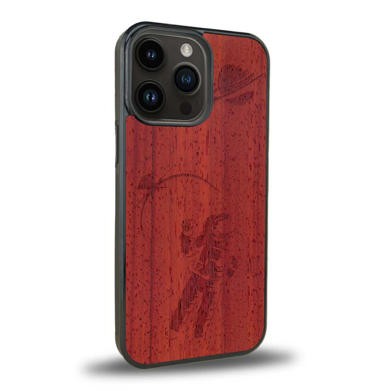 Coque de protection en bois véritable fabriquée en France pour iPhone 15 Pro sur le thème des astronautes