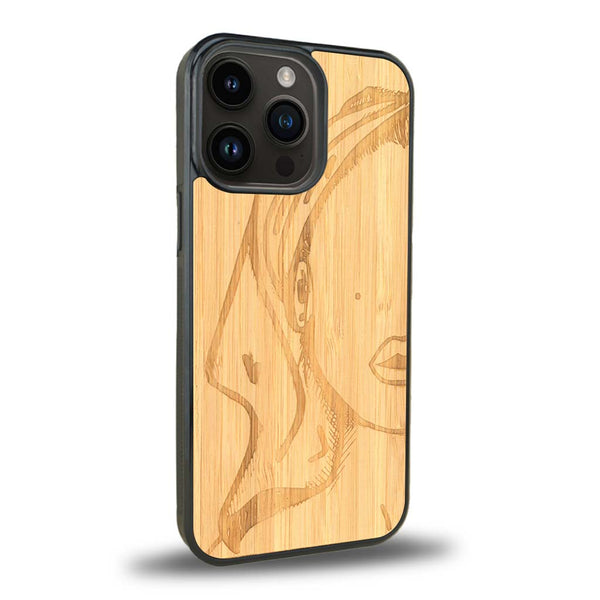 Coque de protection en bois véritable fabriquée en France pour iPhone 15 Pro représentant une silhouette féminine épurée de type line art en collaboration avec l'artiste Maud Dabs