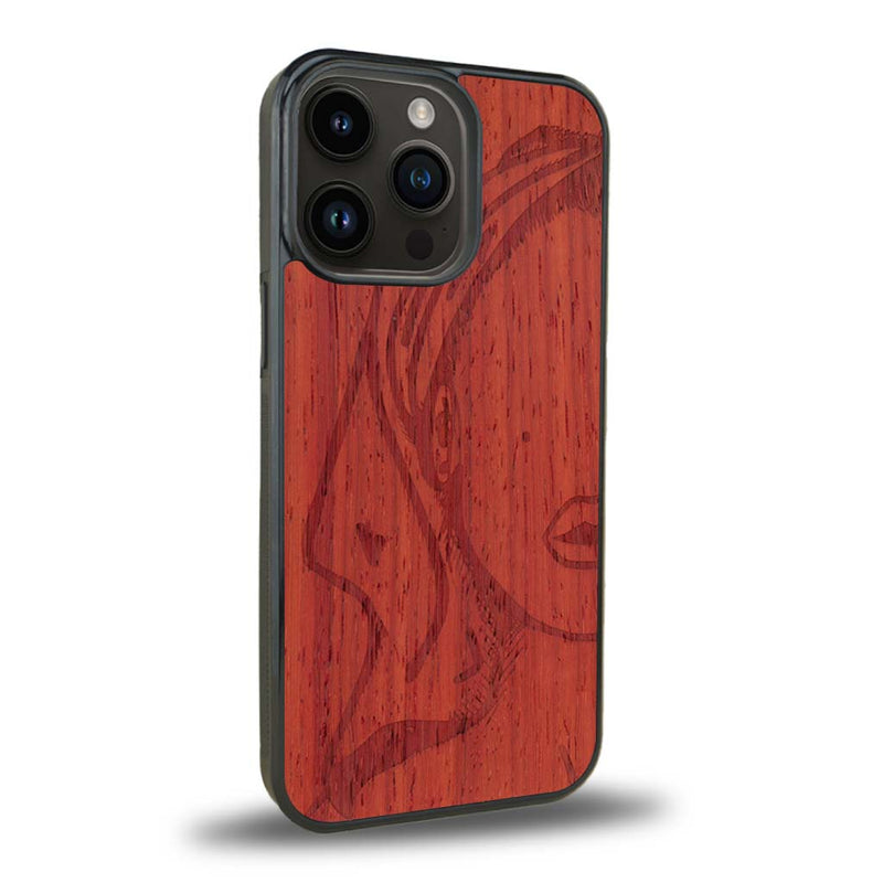 Coque de protection en bois véritable fabriquée en France pour iPhone 15 Pro représentant une silhouette féminine épurée de type line art en collaboration avec l'artiste Maud Dabs