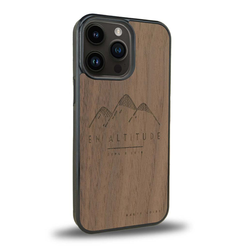 Coque de protection en bois véritable fabriquée en France pour iPhone 15 Pro représentant des montagnes, sur le thème de la randonnée en pleine nature et du trail