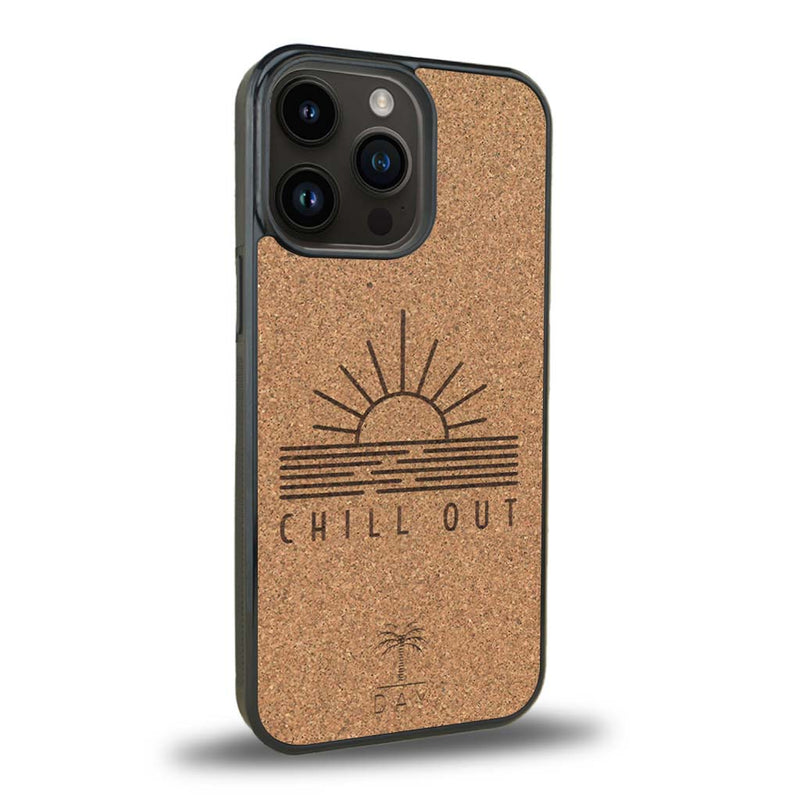 Coque de protection en bois véritable fabriquée en France pour iPhone 15 Pro sur le thème chill avec un motif représentant un couché de soleil sur l'océan et la phrase "Chill out"
