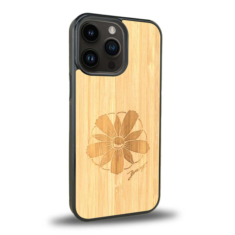 Coque de protection en bois véritable fabriquée en France pour iPhone 15 Pro sur le thème des fleurs et de la montagne avec un motif de gravure représentant les pétales d'une fleur des montagnes