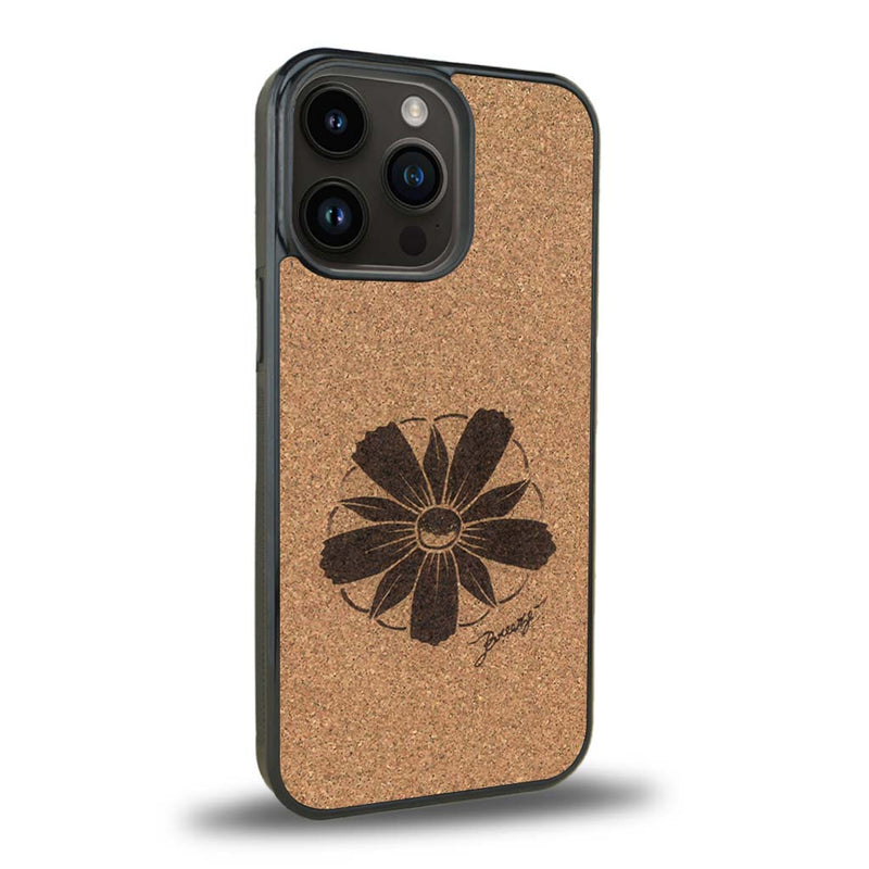 Coque de protection en bois véritable fabriquée en France pour iPhone 15 Pro sur le thème des fleurs et de la montagne avec un motif de gravure représentant les pétales d'une fleur des montagnes