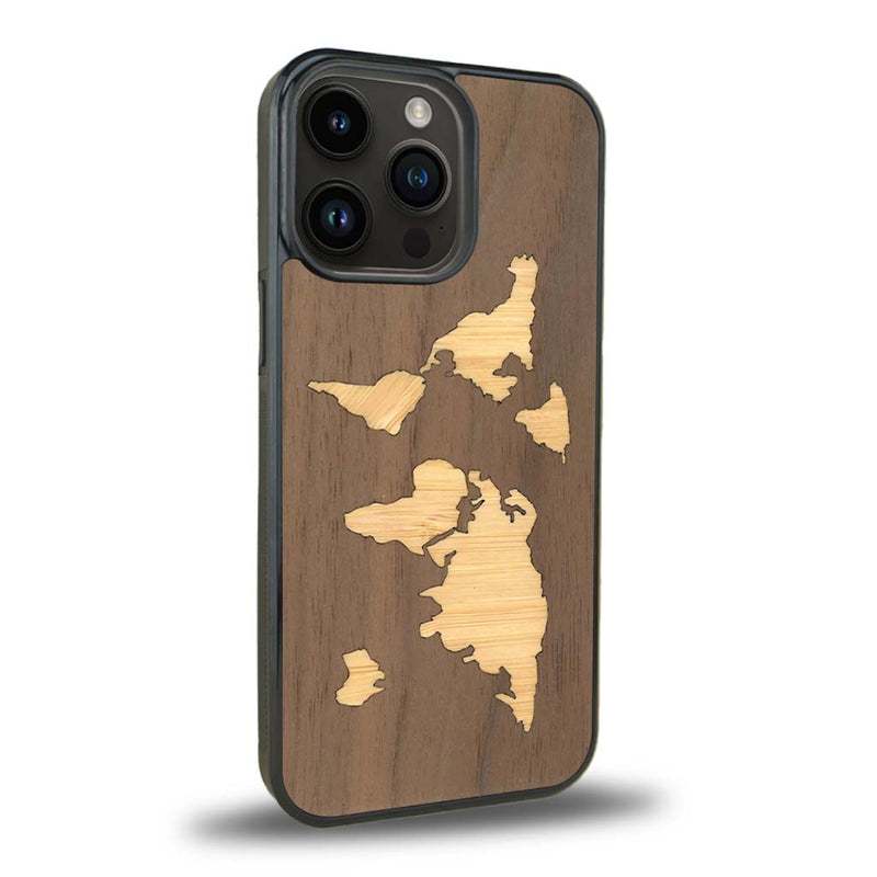 Coque de protection en bois véritable fabriquée en France pour iPhone 15 Pro alliant du bambou et du noyer sur le thème du voyage et de l'aventure représentant une mappemonde
