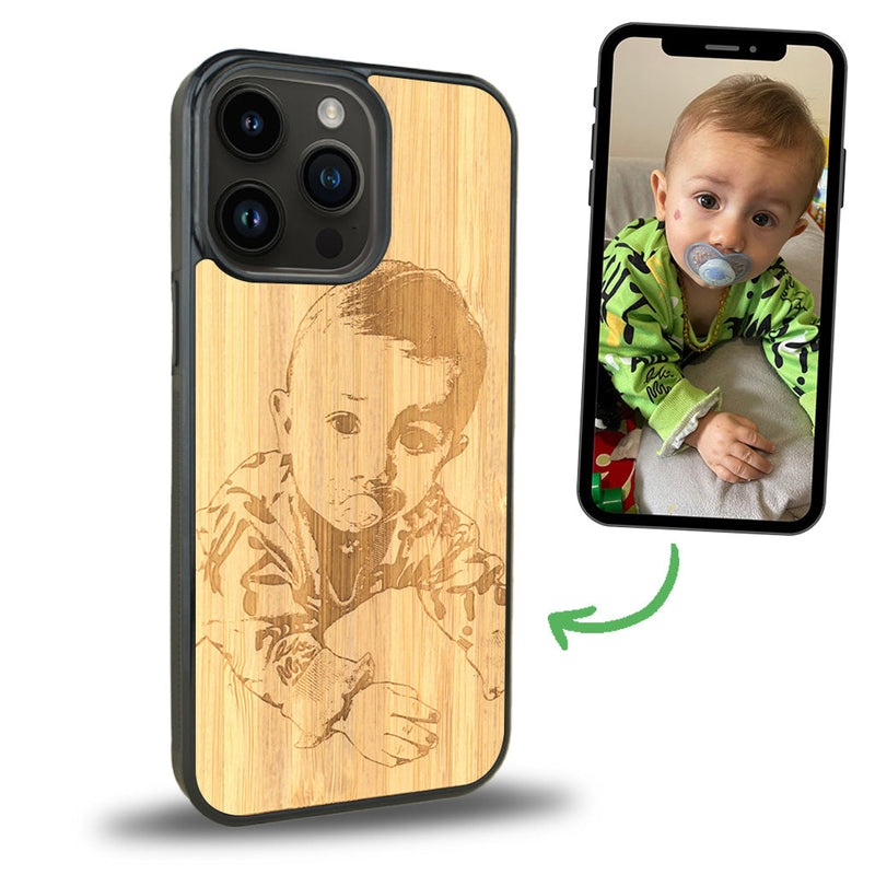 Coque de protection en bois véritable fabriquée en France pour iPhone 15 Pro avec gravure personnalisée à partir d'une photo, d'une image, d'un logo, des initials ou d'une phrase