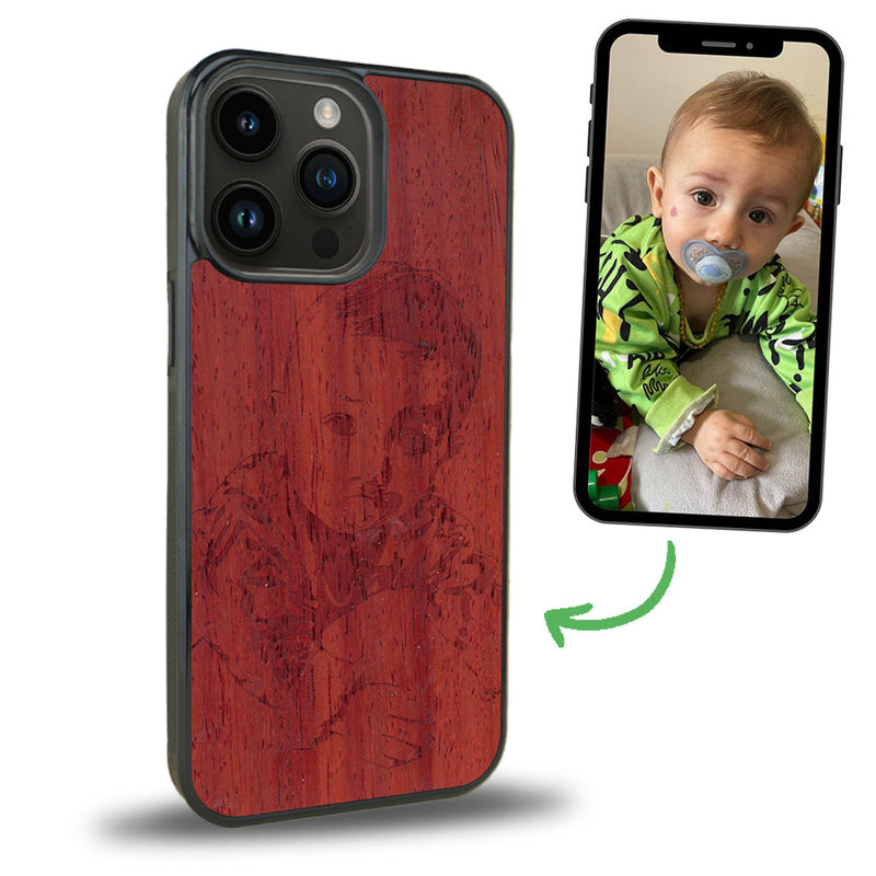 Coque de protection en bois véritable fabriquée en France pour iPhone 15 Pro avec gravure personnalisée à partir d'une photo, d'une image, d'un logo, des initials ou d'une phrase