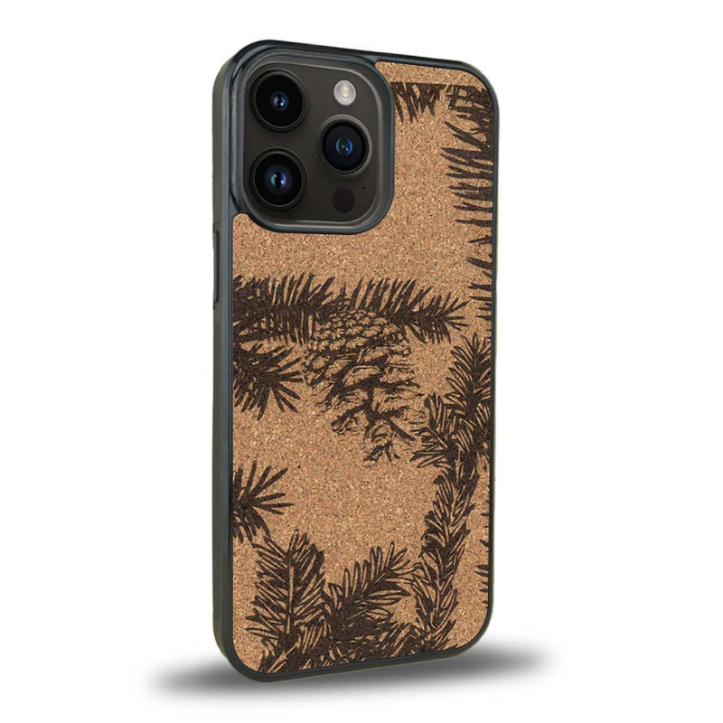 Coque de protection en bois véritable fabriquée en France pour iPhone 15 Pro sur le thème de la nature des arbres avec un motif de gravure représentant des épines de sapin et des pommes de pin