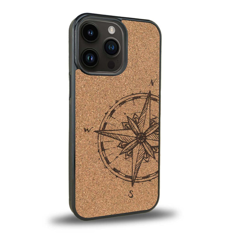 Coque de protection en bois véritable fabriquée en France pour iPhone 15 Pro avec une gravure "rose des vents" sur le thème nautique et de l'océan qui s'inspire des boussoles de pirate